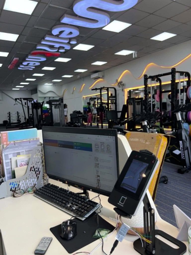 meifit-woman-studio-check-in-face-id-hien-dai