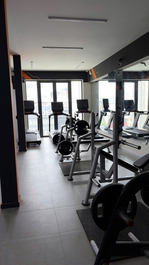 GymMate Cơ Sở 1: Kiểm Soát Ra Vào Tự Động Bằng Face ID & Cổng Tripod